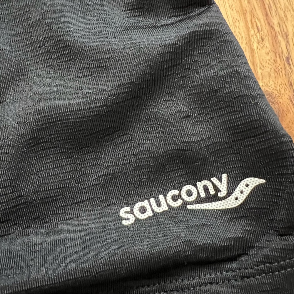 Saucony Athletic Tank Top Black Crossback Built In Bra Workout Running Small - Picture 2 of 5